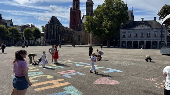 Actie op het Vrijthof: 'Blief mét d'n klawwe vaan vrouwe'
