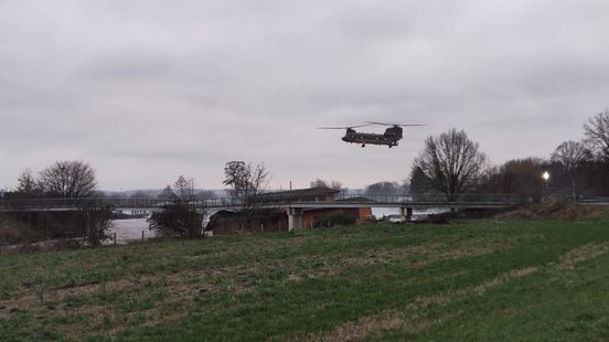 Defensieheli's in actie bij herstel dam en aanleg nooddam