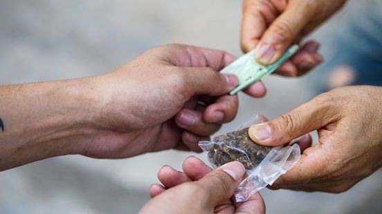 Tiener met beperking uitgebuit voor drugshandel: justitie eist ruim twee jaar cel