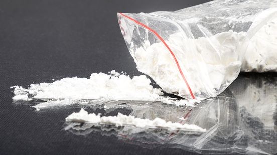 Grote hoeveelheid drugs en ruim 170.000 euro gevonden in woning