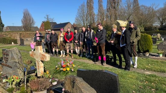 Vriendengroep komt al jaren tijdens carnaval samen bij graf overleden kameraad