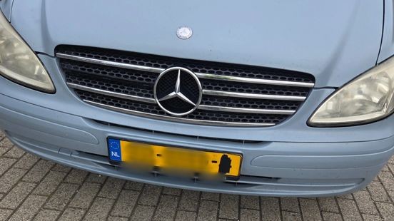Gezochte man loopt tegen de lamp door afgeplakt kenteken