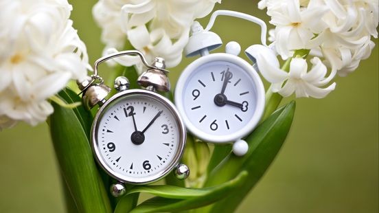 Klok vooruit: zomertijd brengt kortere nachten