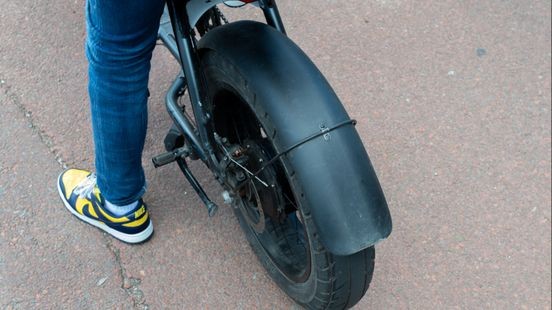 Fietsster gewond na botsing met fatbike: jongeman vlucht na ongeval