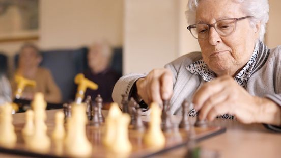 Kan dementie deels worden voorkomen door een gezonde leefstijl, bril of hoortoestel?