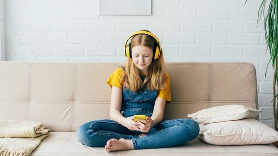 Iedereen feest op Insta, jij ligt alleen op de bank: zomer maakt jongeren eenzamer