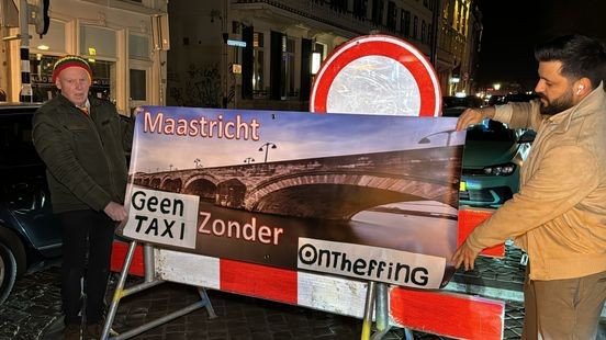 Taxichauffeurs blokkeren de weg in het centrum van Maastricht