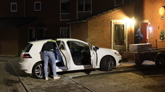 Politie vindt geweer en zwaar vuurwerk bij inval in Gennep