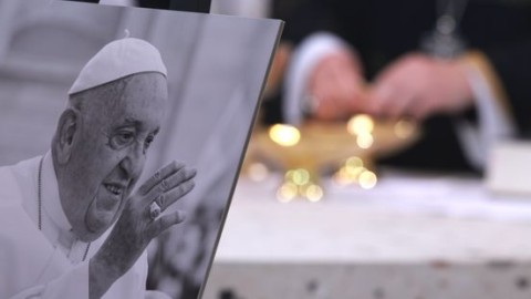 Bisdommen bestellen 110.000 bidprentjes voor paus Franciscus