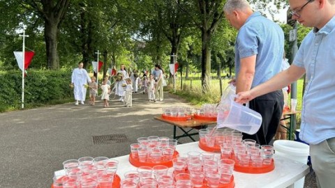 Ondanks tropische temperaturen gaat processie door, wel met aanpassingen