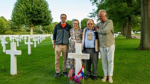 Emotioneel moment in Margraten: Amerikaan ontmoet zijn broer voor het eerst bij zijn graf