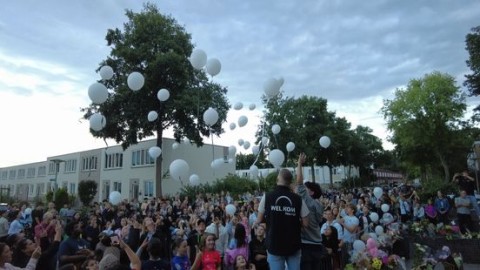 De Donderberg staat met oplaten ballonnen en potje voetbal stil bij fatale brand