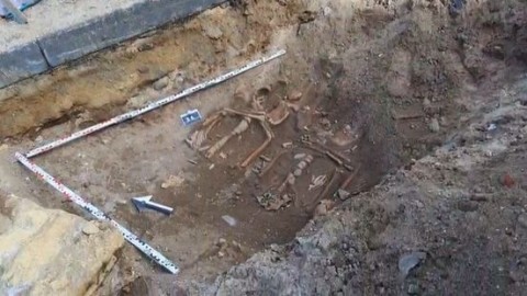 Vijf skeletten en fundering van 800 jaar oude kerk gevonden