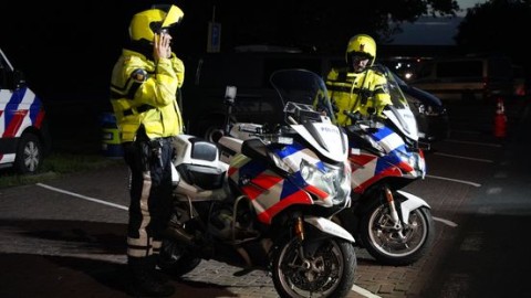 Grote verkeerscontrole op A67: vier arrestaties en tien rijbewijzen ingevorderd