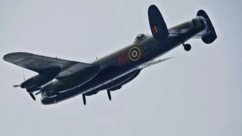 Britse Lancaster bommenwerper vliegt op 4 mei over Hunsel, Heythuysen en Kessel