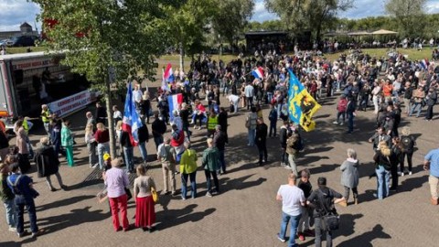 Honderden mensen aanwezig bij demonstraties voor en tegen komst azc in Venlo