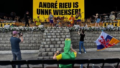 Clipopnames punkband op podium André Rieu: gitaren in plaats van violen