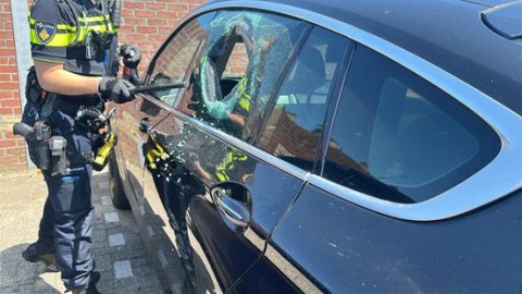 Politie tikt raam in en redt hond uit snikhete auto