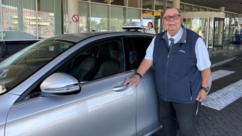 Laatste rit voor oudste taxichauffeur van Limburg: opa Rob (85) stopt ermee