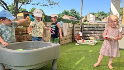 Hitteplan voor de allerkleinsten: 's morgens buitenspelen, 's middags binnen