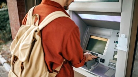 Man wil geld pinnen, maar wordt bedreigd en beroofd door jongen (14)